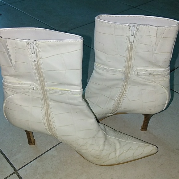 Pointed White heeled boots - Picture 2 of 2